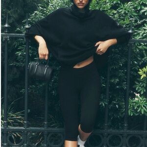 ALO Yoga Black Capri Leggings - High Waist